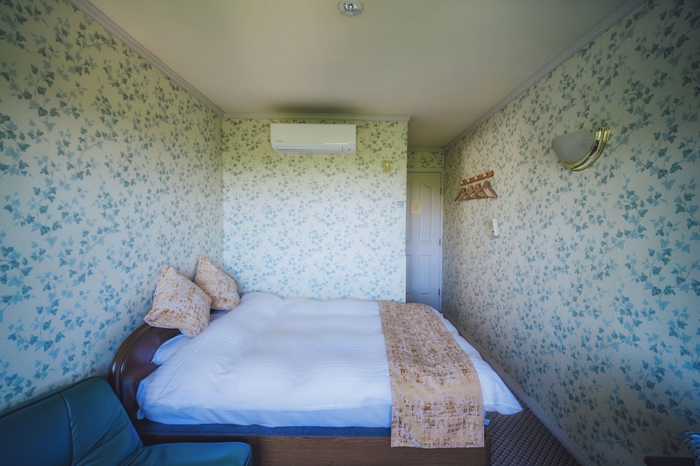 Design Room, 1 Double Bed, Partial Sea View photo 3