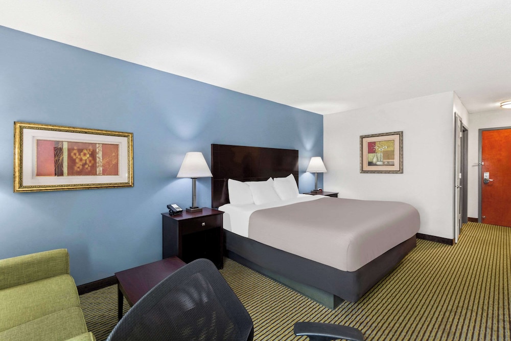 Standard Room, 1 King Bed, Non Smoking - Photo 5