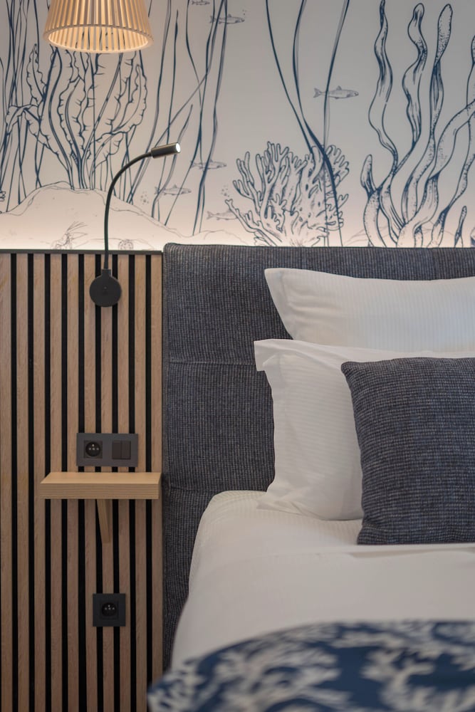 Comfort Room, 1 Queen Bed, Sea View