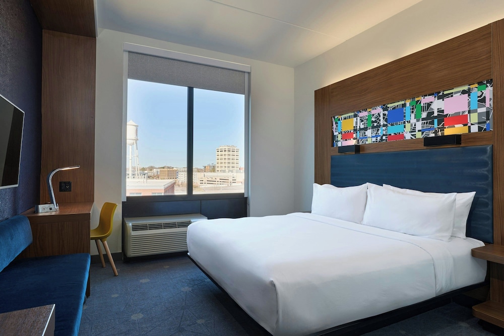 aloft, Room, 1 King Bed, Mobility Accessible, Non Smoking (Hearing Accessible, Roll-in Shower) photo 1