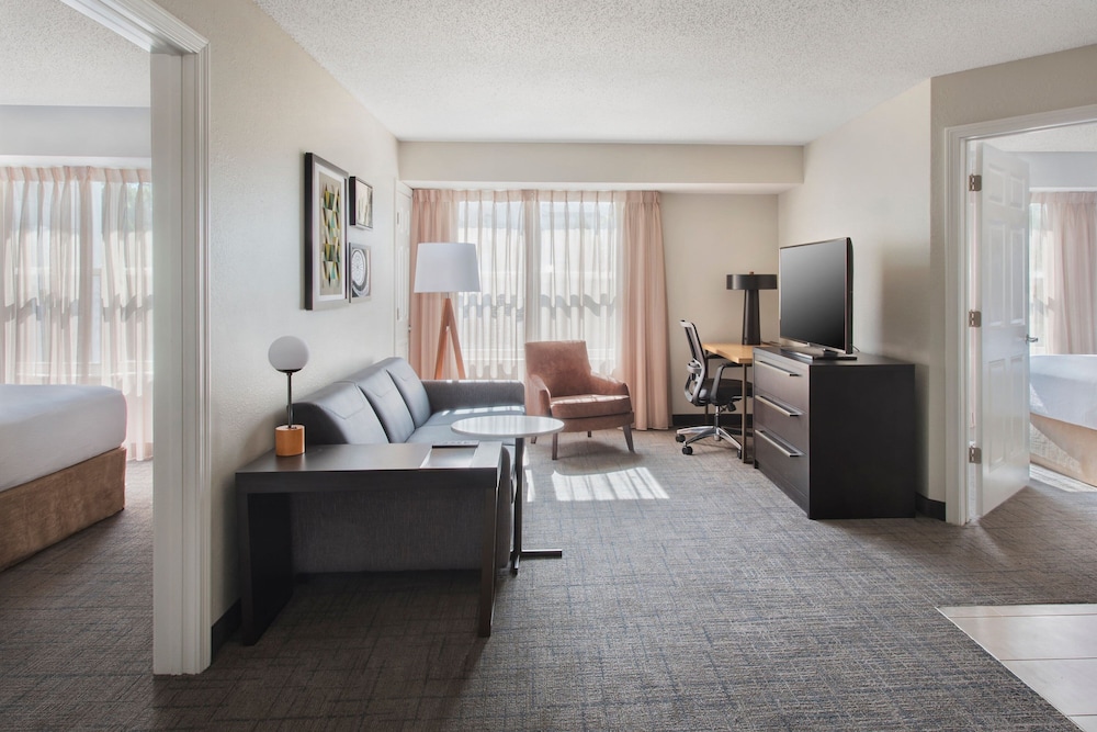 Suite, 2 Bedrooms (Mobility/Hearing Access, Roll-in Shwr) photo 1