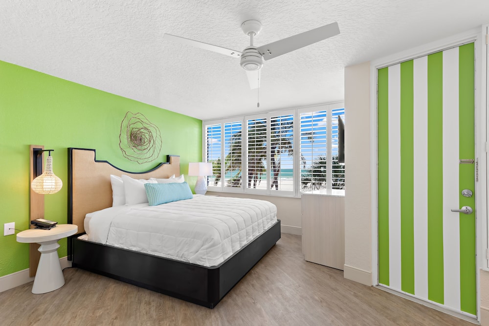 Suite, 1 King Bed, Oceanfront photo 2