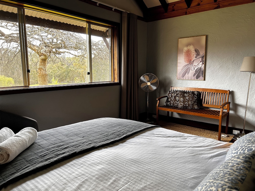 Comfort Cottage, 1 Queen Bed, Lake View (3 Night Rate) photo 3
