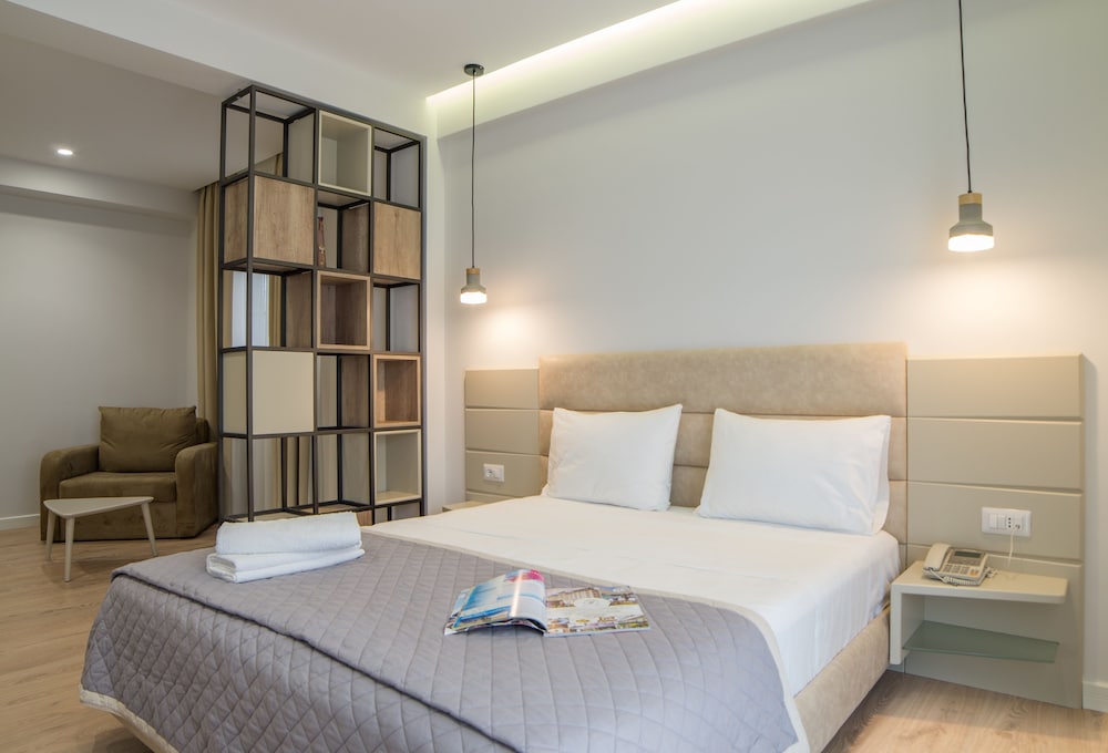 Deluxe Triple Room, Partial Sea View photo 2