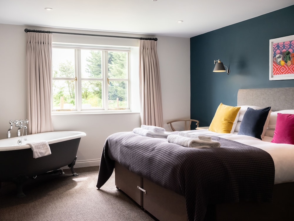 Suite, Ensuite photo 1