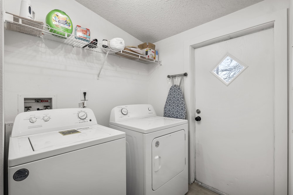 Starlight Cabin C, Pet-Friendly, Pool,  Games, Events, Groups near Canyon Lake (Sleeps 8) photo 3