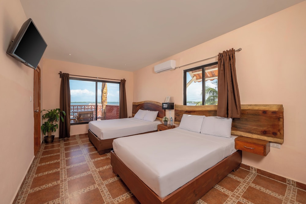 Basic Room, 2 Double Beds, Lake View