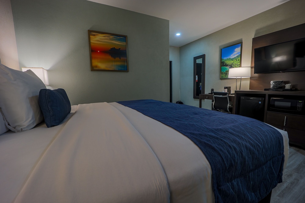Standard Room, 1 King Bed, Non Smoking - Photo 2