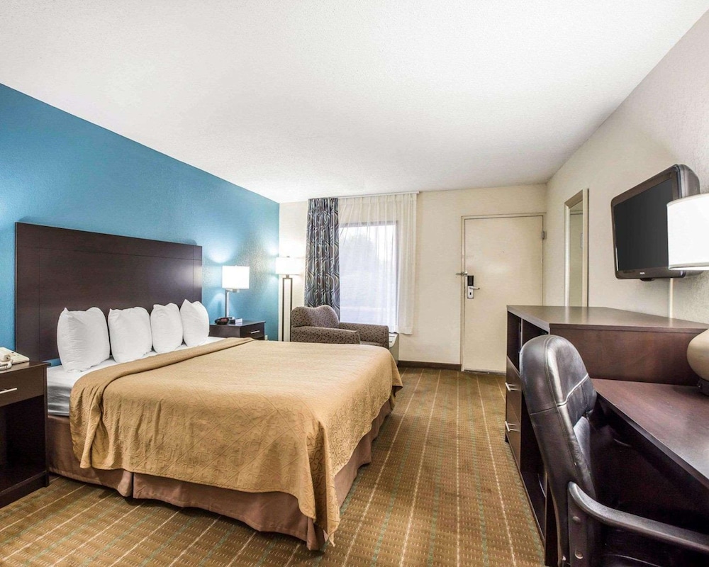 Business Room, 1 King Bed, Smoking photo 2
