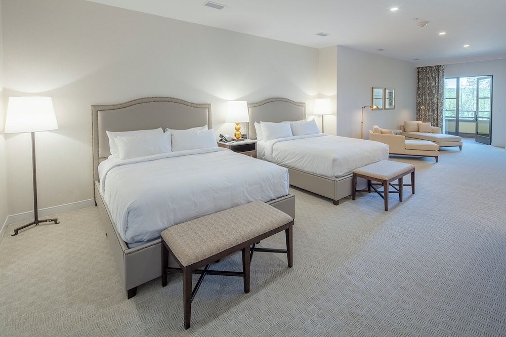 Accessible Lakeview Double King Suite - Yoga & Wellness Activities