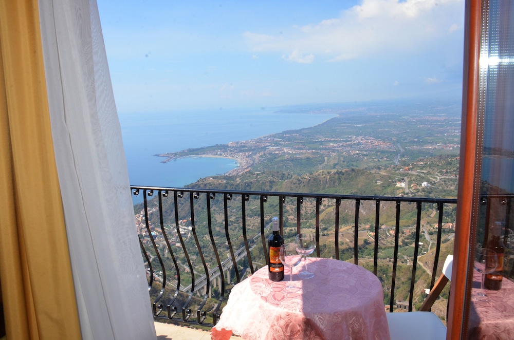 Economy Double Room, Balcony, Partial Sea View photo 3