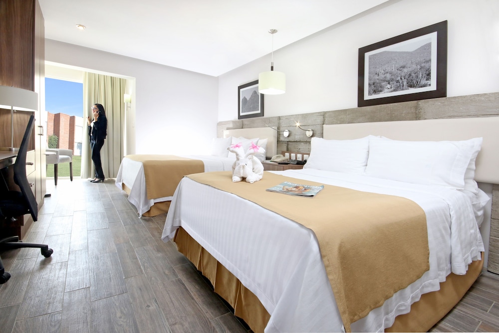 Standard Room, 2 Queen Beds, Pool View