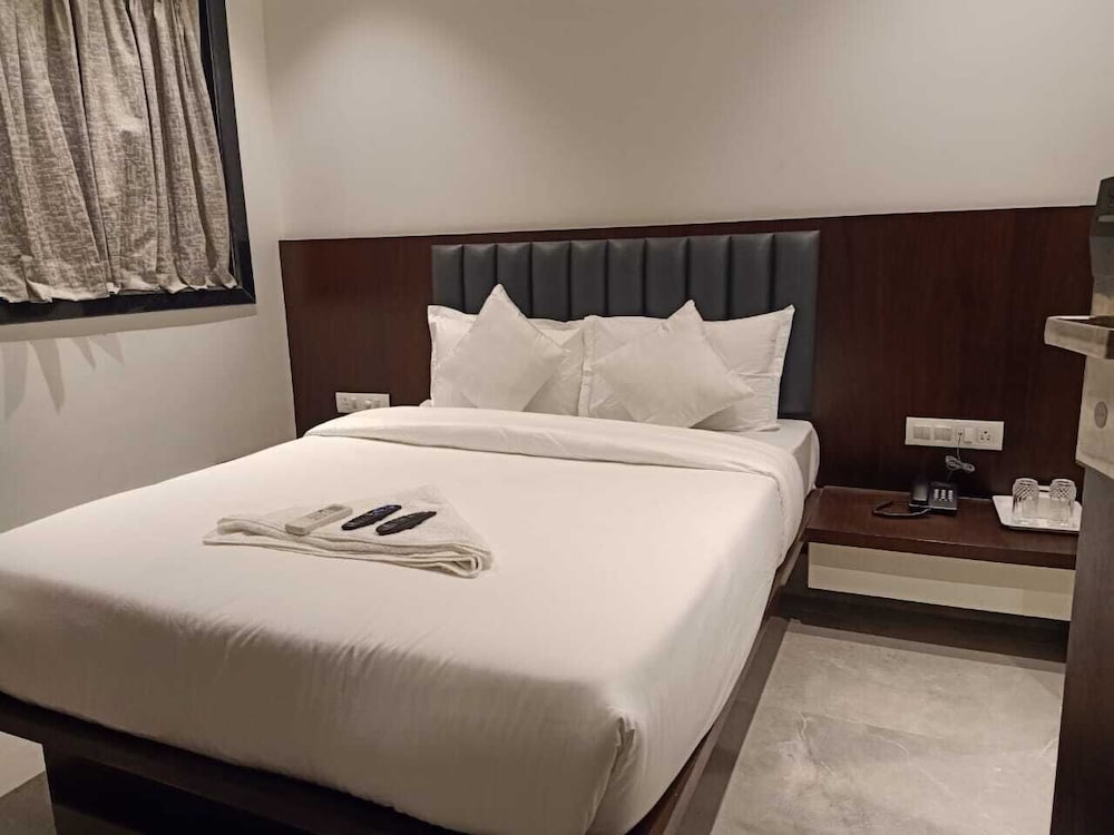 Deluxe Room - Photo 13