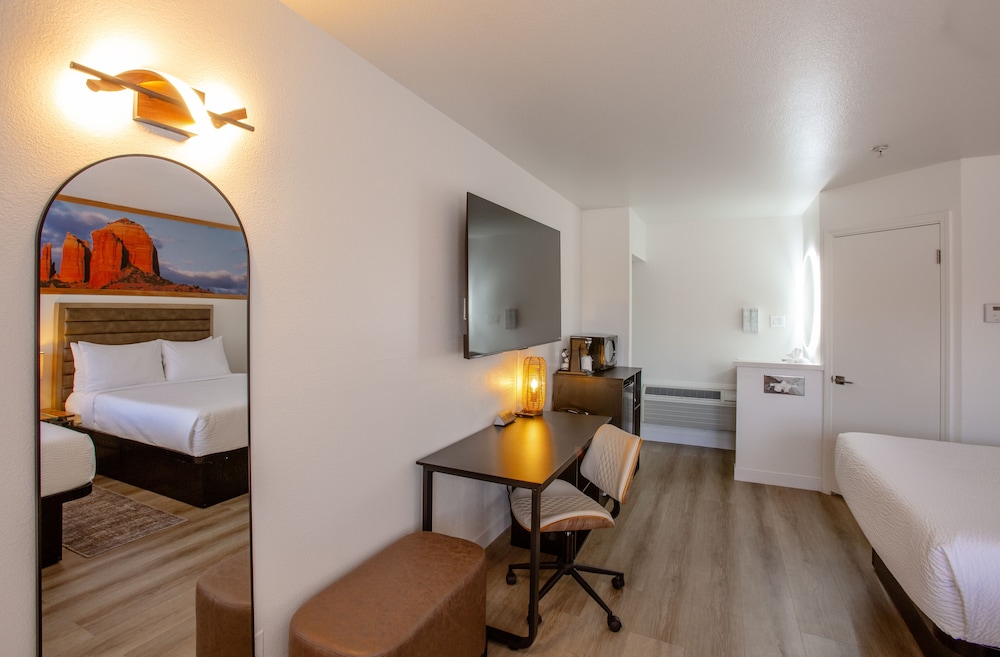Standard Room, 2 Queen Beds - Photo 2
