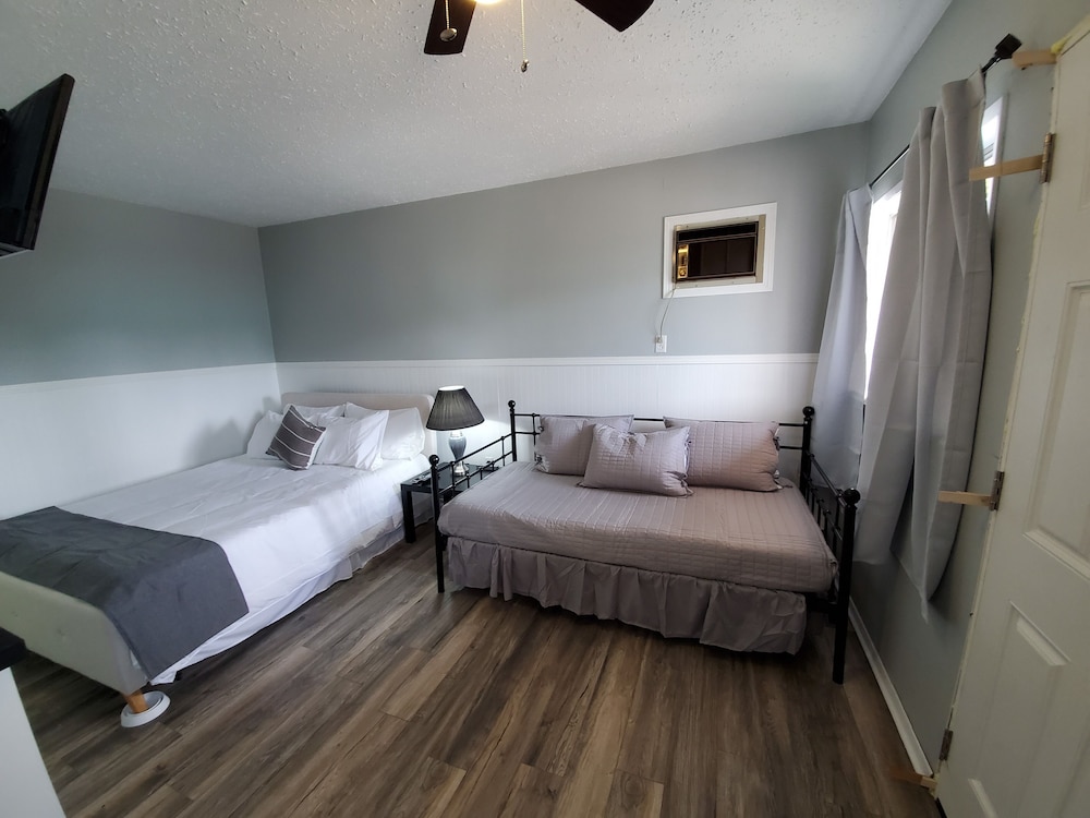 Studio, Multiple Beds, Refrigerator & Microwave (Rm 16)