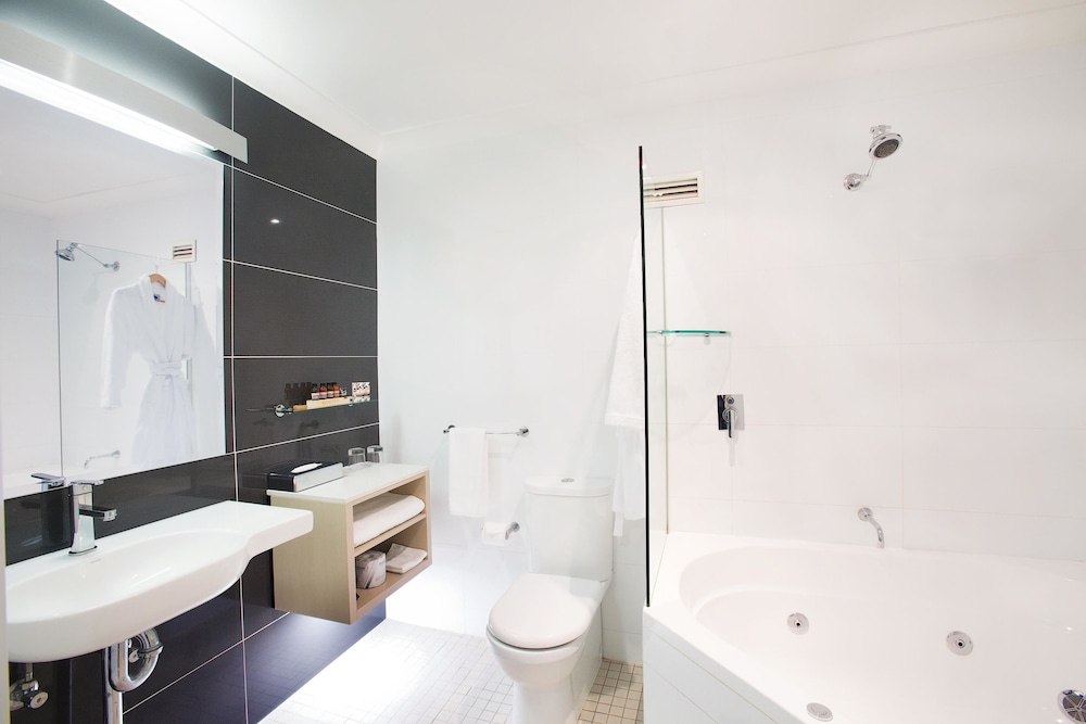 Standard Room, 1 King Bed, Non Smoking, Balcony - Photo 6