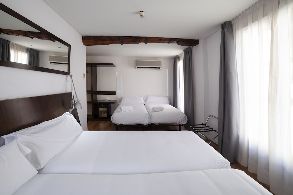 Quadruple Room - Photo 1