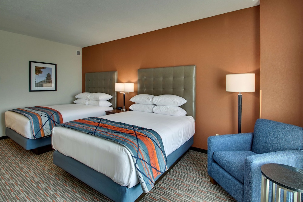 Deluxe Room, 2 Queen Beds, Accessible, Refrigerator & Microwave (Tub, Upper Floor) photo 3