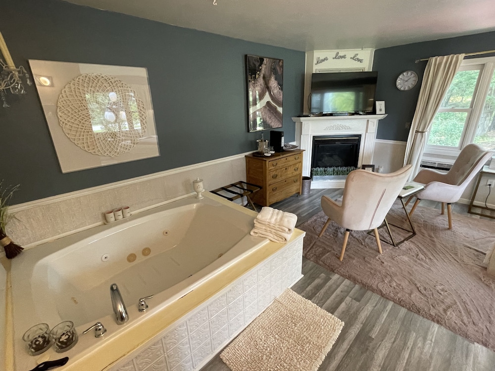 Romantic Studio Suite, 1 King Bed, Jetted Tub, Ground Floor, photo 6