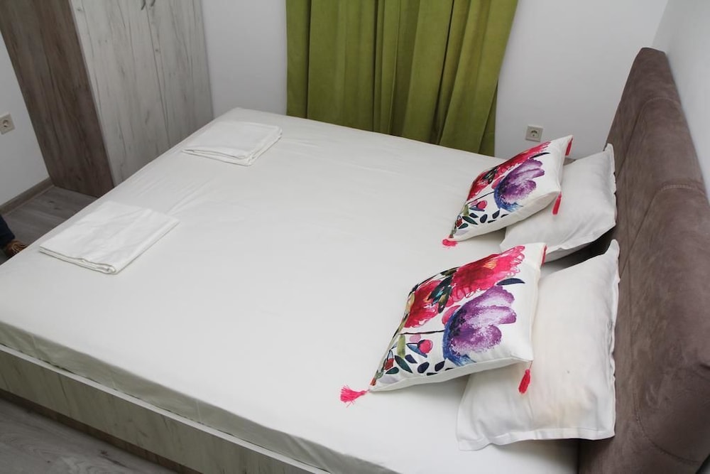 Basic Studio, 1 King Bed, Non Smoking photo 1