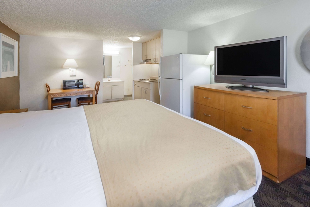 Suite, 1 King Bed, Kitchenette photo 2