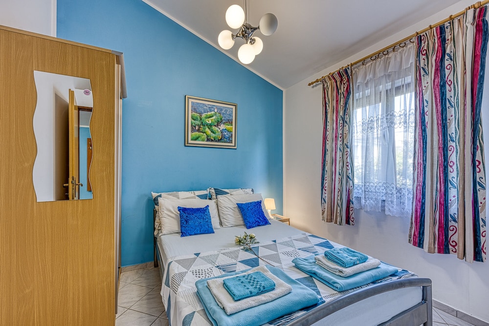 Family Apartment, 1 Bedroom, Mountainside (Sunset Blue Apartment)