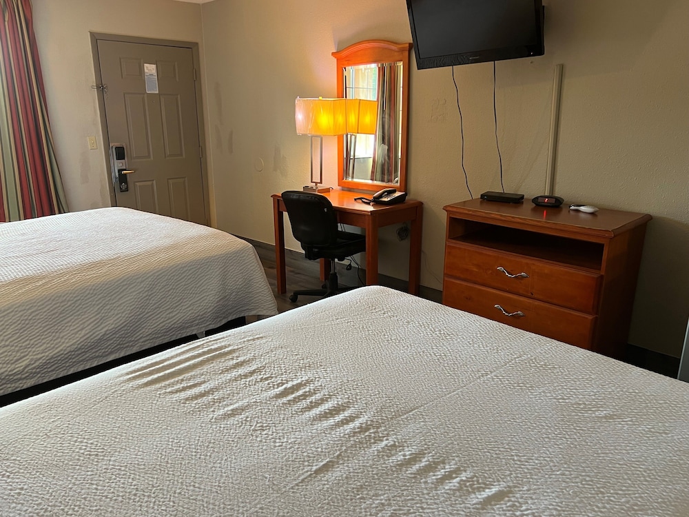 Standard Room, 2 Queen Beds, Non Smoking - Photo 7