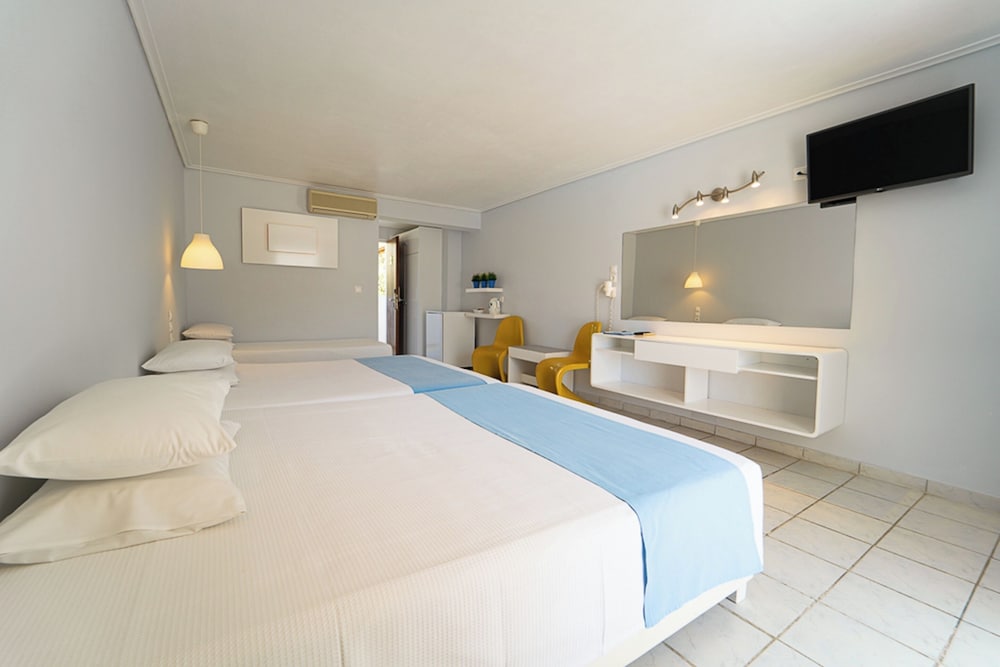 Family Room, 1 Bedroom - Photo 4