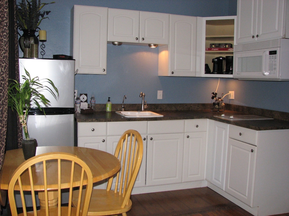City Studio Suite, 1 Queen Bed, Kitchenette, Ground Floor photo 2