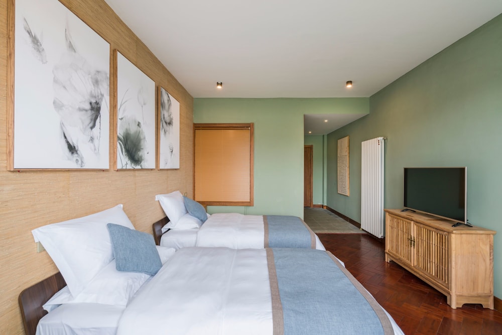 Standard Twin Room, Lake View photo 3