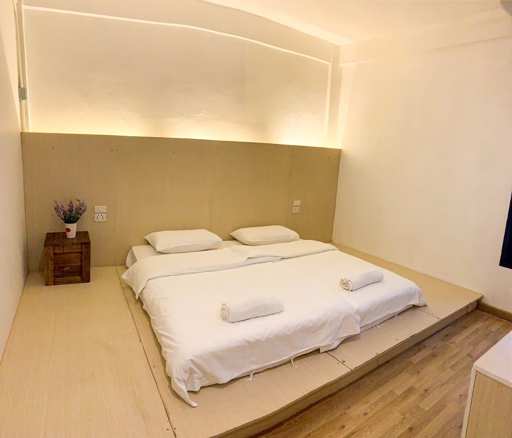 Cama King Size Privativa Banheiro Compartilhado