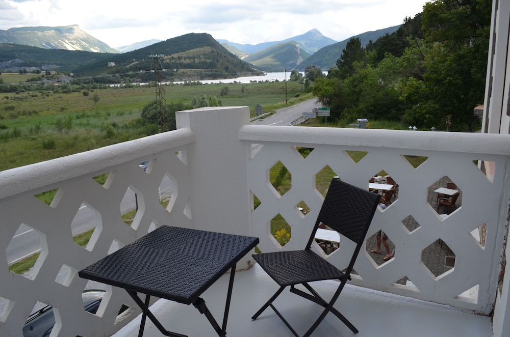 Superior Double Room, 1 King Bed, Balcony, Partial Lake View photo 3