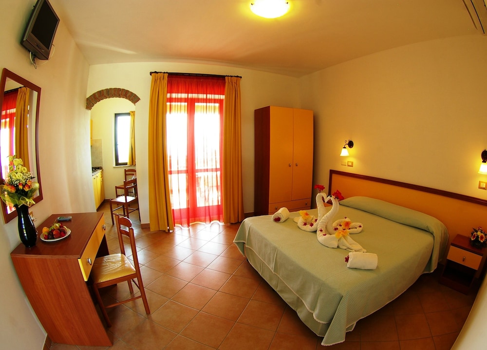 Basic Double or Twin Room, Sea View