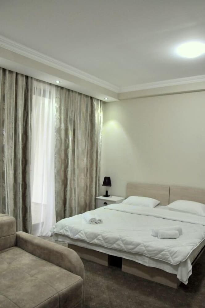 Standard Suite, 1 King Bed, Balcony photo 3