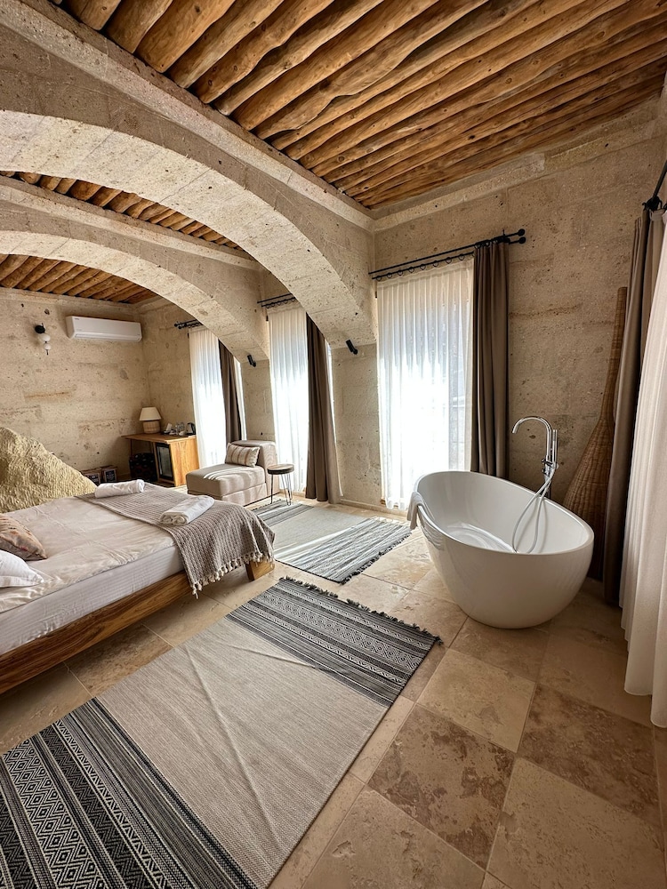 Deluxe Suite - Photo 8