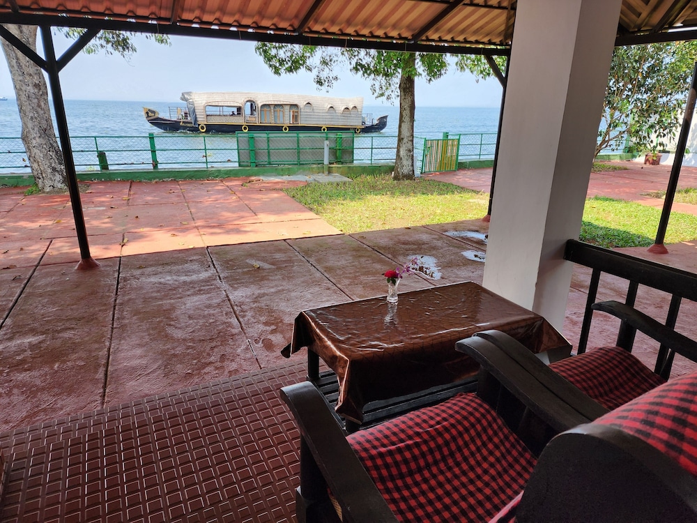 Lakefacing Cottage - Photo 13