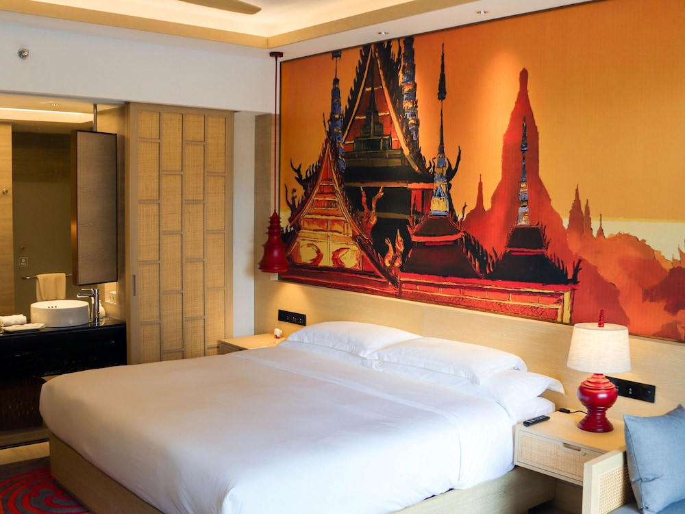 Room, 1 King Bed (Spring Rainforest) photo 1