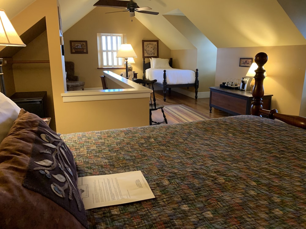 Classic Room, In the Hillside Cottages, 1 Queen Bed and 1 Twin Bed, Non Smoking photo 1