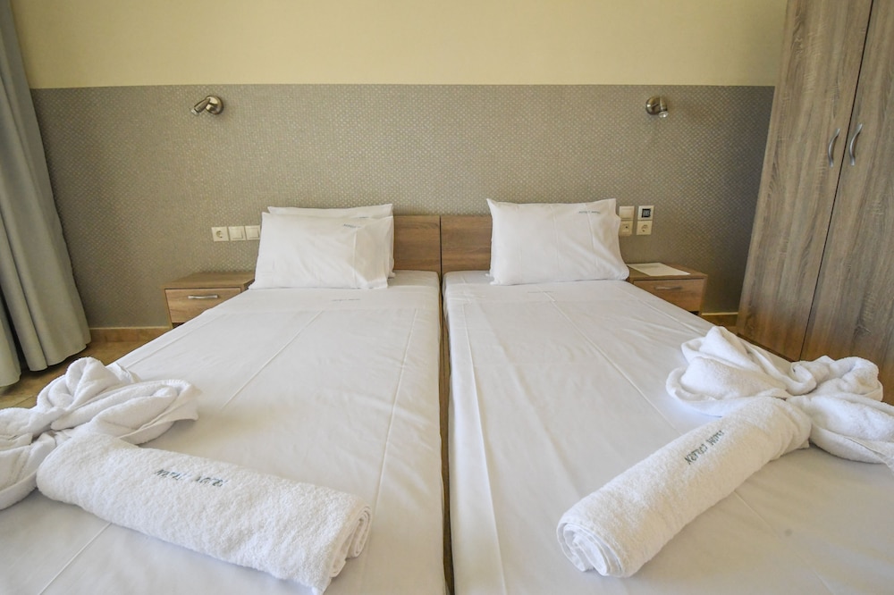 Economy Room, Poolside (semi-basement)