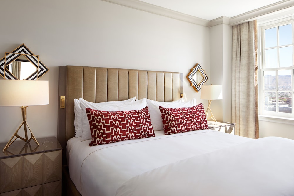 Landmark Suite, 1 King Bed Accessible - Photo 2