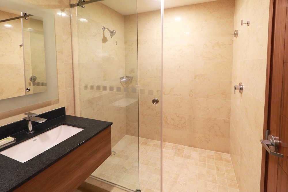 Suite, 1 King Bed (Top Floor) - Photo 18