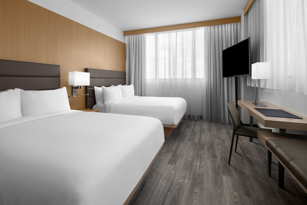 Deluxe Room, 2 Queen Beds, Corner