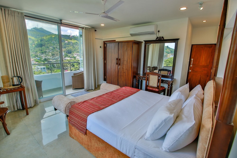 King Room with Mountain View photo 2