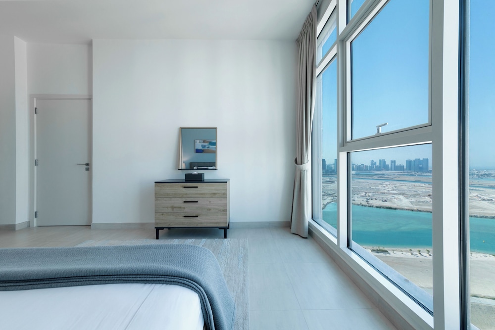 Comfort Apartment, 3 Bedrooms, Pool Access, Sea View photo 3