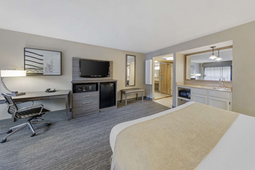 Junior Suite, 1 King Bed with Sofa bed, Non Smoking, Balcony (with Sofabed) - Photo 3