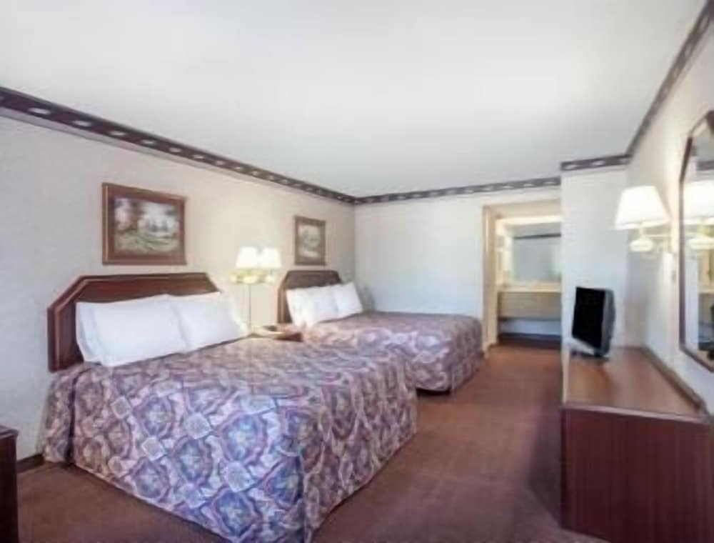 Standard Room, 2 Queen Beds - Photo 4