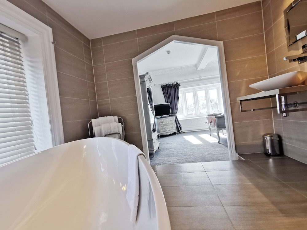 Suite - Photo 15