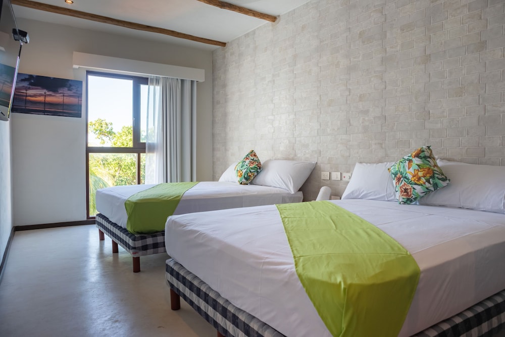 Deluxe Studio Suite, 2 Queen Beds, Balcony