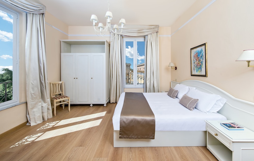 Deluxe Double or Twin Room - Photo 12