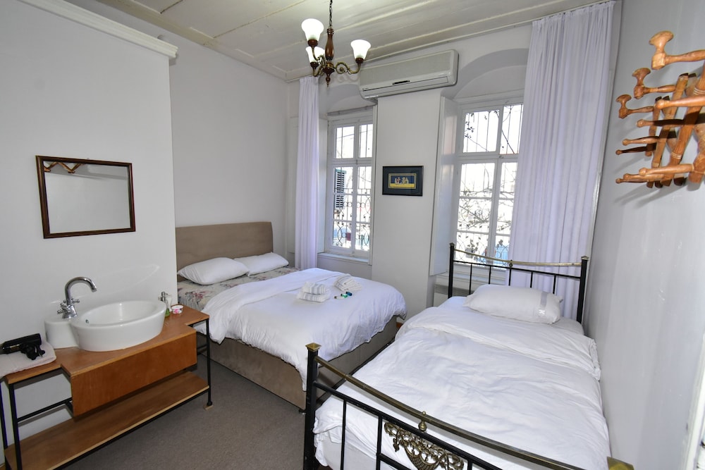 Chambre Triple Familiale, plusieurs lits, vue ville, rez-de-chaussée (White)